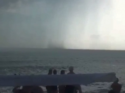 Бичеподобный смерч спустился в море у побережья Сочи и попал на видео