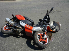 В Кропоткине после аварии с Volkswagen госпитализировали 82-летнего скутериста