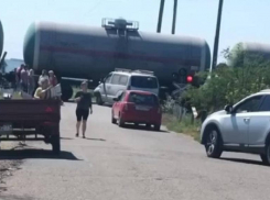 Грузовой поезд протаранил легковушку в Краснодарском крае