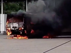 В Краснодаре на заправке сгорел автобус
