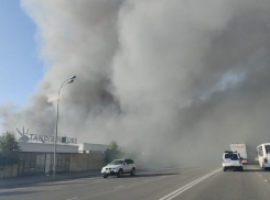 Краснодар заволокло черным дымом: видео