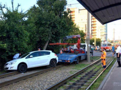 Вылетевшая на рельсы иномарка помешала краснодарцам добраться домой