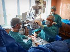 Кубанские хирурги провели несколько операций по восстановлению руки мужчине, упавшему на металлопрофиль 