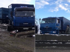 КамАЗ с зерном опрокинулся и перекрыл трассу на два часа под Краснодаром