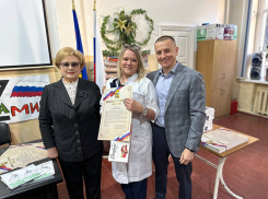 Теплые слова и благодарственные письма вручили медикам председатель городской Думы Вера Федоровна Галушко и депутат Андрей Анашкин