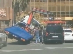 Эвакуатор, поднимающий машину, опрокинулся в Сочи