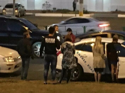 После ДТП в Новороссийске девушка решила посмотреть свой автомобиль и была сбита другим водителем