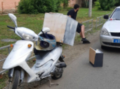 Полицейские Краснодара задержали мопедиста с сейфом и 750 тысячами рублей
