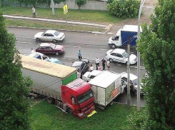 ЧП в Краснодаре: грузовик протаранил семь легковушек