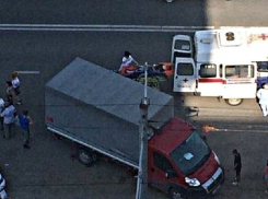 В Краснодаре на улице Стасова микроавтобус сбил 18-летнего парня