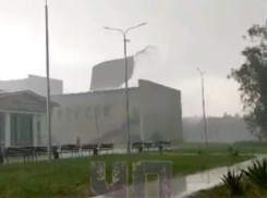 В Адыгее ветер снес крышу: видео