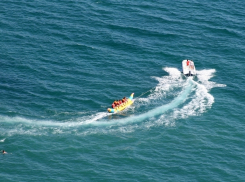 Четырехлетний мальчик получил множественные травмы во время катания на банане в Анапе