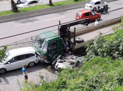 Манипулятор собрал пять авто на встречке в Сочи
