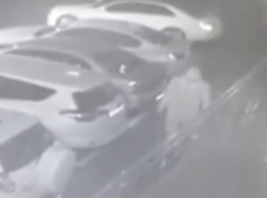Сочинский поджигатель, который уничтожил 6 авто, попал на видео