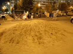 В Краснодаре вместо детской площадки песок высыпали на проезжую часть