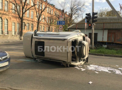 В центре Краснодара перевернулся внедорожник