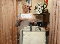 «Душа нашего сообщества»: в хуторе Ленина тепло поздравили ветерана труда Елену Лукоянову с личным праздником 