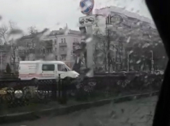 Водитель «Газели» в Краснодаре объехал пробки прямо по пешеходной зоне на Красной