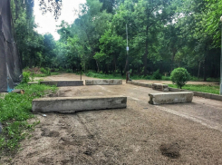 Краснодарцев возмутили бетонные блоки, перегородившие проезд «на затон»