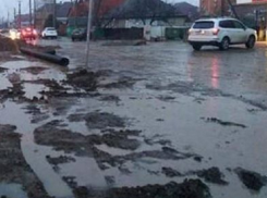  Школьникам тут не пройти: Улица Уссурийская в Краснодаре продолжает тонуть в грязи 