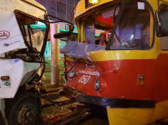 Чей одиннадцатый маршрут круче решали трамвай и автобус в ДТП в Краснодаре