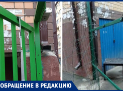 В Краснодаре неизвестные сломали только что установленный придомовой забор, чтобы сделать в нем проход