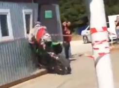 Мотоциклист пытался прокатиться по гальке и въехал в медпункт в Абрау-Дюрсо: курьезное видео