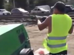 Дорожники на Садовом мосту в Краснодаре поиграли в «войнушки»