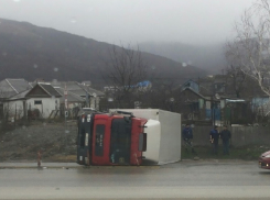 Водитель перевернул фуру на бок в Новороссийске