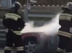 На Кубани на дороге внезапно вспыхнул «БМВ»