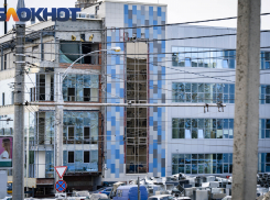 Снос последнего этажа и уничтожение фасада: в Краснодаре ТЦ «Карнавал» превращают в офисы