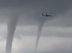 Сочинцы сняли на видео посадку самолета на фоне смерча
