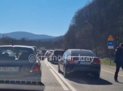 Огромная пробка образовалась в районе Горячего Ключа