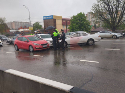 Выехавшая на встречку автомобилистка устроила массовую аварию на Северном мосту в Краснодаре 