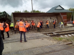 На Кубани сошли с рельс пять вагонов с щебнем 