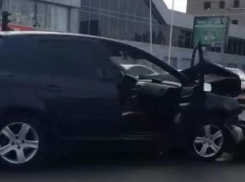 Два автомобиля столкнулись на Северных мостах в Краснодаре