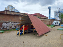 В центре Краснодара кровля 9-этажки после капремонта рухнула на детскую площадку