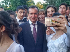 Селфи с губернатором Кубани стало главным развлечением на балу выпускников