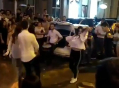 В центре Краснодара под покровом ночи станцевали лезгинку