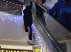 Подросток, повисший на перилах эскалатора в ТЦ Краснодара, попал на видео