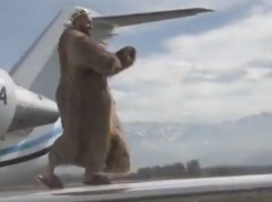 Видеофакт: Кубанский рэпер МОТ зажигательно станцевал на крыле самолета