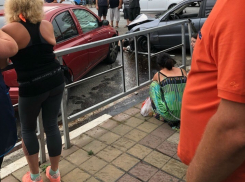 Иномарка сбила толпу людей на остановке в Сочи