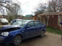 В Армавире 17-летний водитель врезался в дом, уходя от погони
