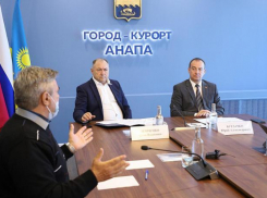 Депутат Госдумы Иван Демченко и председатель краевого парламента Юрий Бурлачко провели прием граждан в Анапе