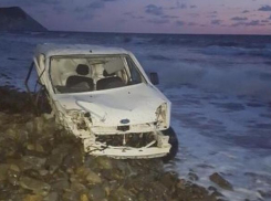 В Анапе мужчина погиб, сорвавшись на автомобиле с обрыва