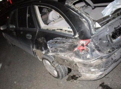  В Новороссийске «Ниссан» протаранил две машины и пробил ограждение