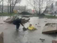 Женщина провалилась в люк во время мощного ливня в Краснодаре