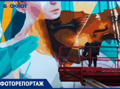 Скрипачка и дирижер: итальянский граффитист продолжает работу над рисунком в Краснодаре