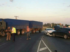  «Легковушка» на Кубани протаранила «КамАЗ», а потом врезалась во внедорожник 