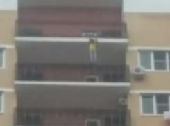 В Краснодаре бесстрашный мужчина гулял по перилам балкона на 19-ом этаже